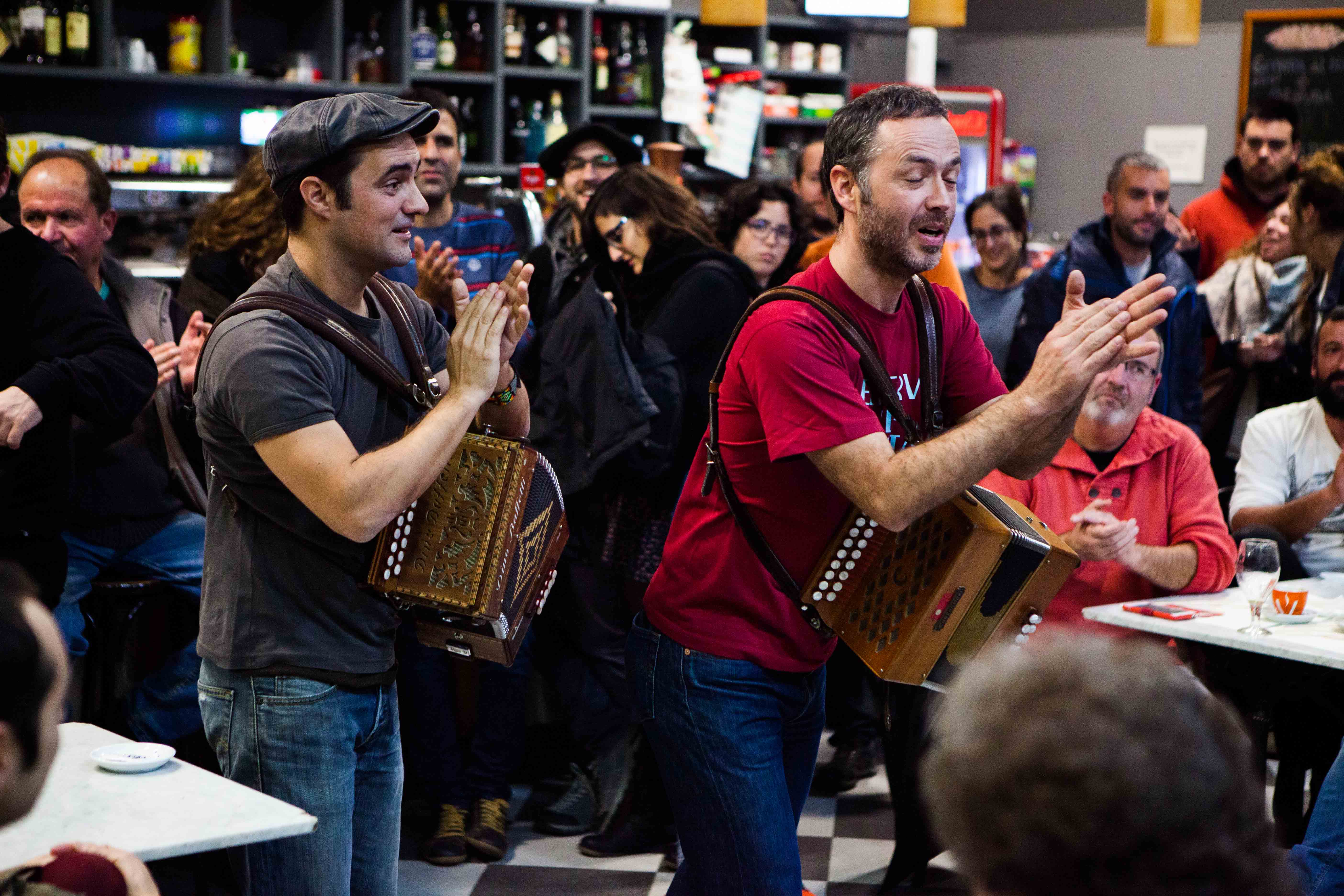 Carles Belda i Joan Garriga tocant en un bar envoltats de gent